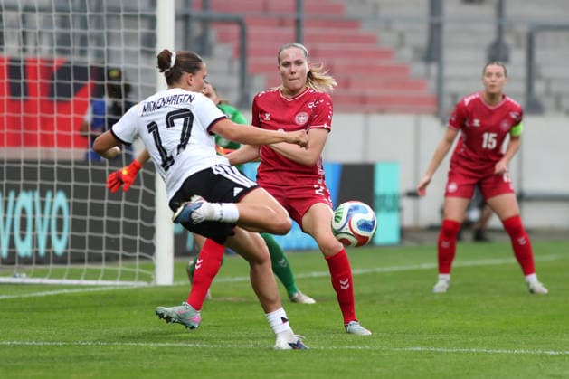 Fußball, U23-Frauen: Deutschland - Dänemark, 08.06.26 Julia Mickenhagen (17, Deutschland U23, Bayer Leverkusen) holt vor Julie Mathiasen (2, Dänemark U23) zum Schuss aus. Fußball, Testspiel U23-Frauen: Deutschland - Dänemark am 08.06.26 im Leuna-Chemie-Stadion Halle (Saale).