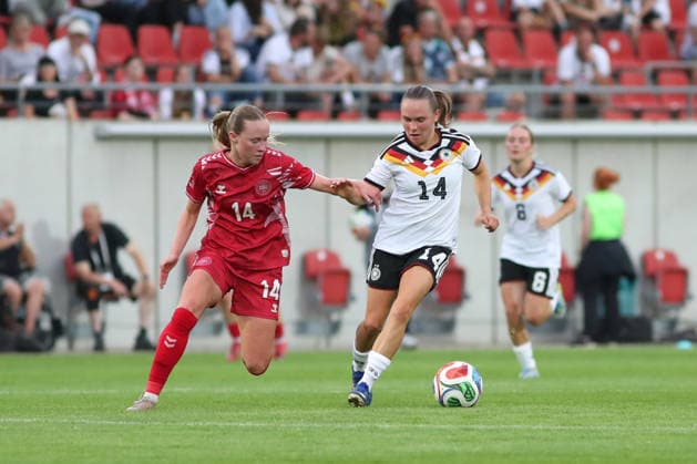 Fußball, U23-Frauen: Deutschland - Dänemark, 08.06.26 Nikoline Dudek (14, Dänemark U23, RB Leipzig) gegen Marie Steiner (14, Deutschland U23, TSG Hoffenheim). Fußball, Testspiel U23-Frauen: Deutschland - Dänemark am 08.06.26 im Leuna-Chemie-Stadion Halle (Saale).