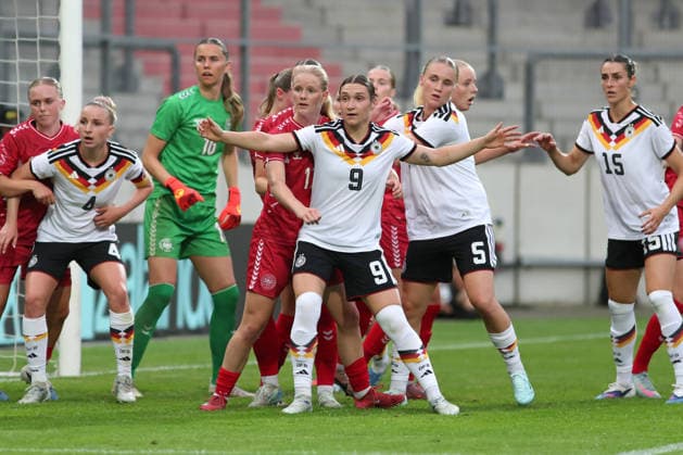 Fußball, U23-Frauen: Deutschland - Dänemark, 08.06.26 Sophie Weidauer (9, Deutschland U23, Union Berlin) verschafft sich Platz beim Eckball. Fußball, Testspiel U23-Frauen: Deutschland - Dänemark am 08.06.26 im Leuna-Chemie-Stadion Halle (Saale).