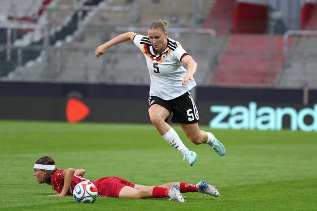 Fußball, U23-Frauen: Deutschland - Dänemark, 08.06.26 Jella Veit (5, Deutschland U23, Eintracht Frankfurt) überspringt die am Boden liegende Flora Höjer (19, Dänemark U23). Fußball, Testspiel U23-Frauen: Deutschland - Dänemark am 08.06.26 im Leuna-Chemie-Stadion Halle (Saale).