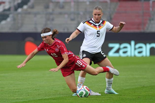 Fußball, U23-Frauen: Deutschland - Dänemark, 08.06.26 Flora Höjer (19, Dänemark U23) kommt gegen Jella Veit (5, Deutschland U23, Eintracht Frankfurt) zu Fall. Fußball, Testspiel U23-Frauen: Deutschland - Dänemark am 08.06.26 im Leuna-Chemie-Stadion Halle (Saale).