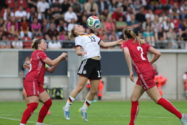 Fußball, U23-Frauen: Deutschland - Dänemark, 08.06.26 Sophie Nachtigall (13, Deutschland U23, SC Freiburg) mit einer Ballannahme in der Luft. Fußball, Testspiel U23-Frauen: Deutschland - Dänemark am 08.06.26 im Leuna-Chemie-Stadion Halle (Saale).