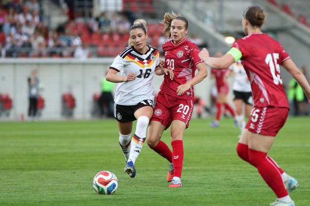Fußball, U23-Frauen: Deutschland - Dänemark, 08.06.26 Janna Grimm (16, Deutschland U23, TSG Hoffenheim) gegen Therese Vestermark (20, Dänemark U23). Fußball, Testspiel U23-Frauen: Deutschland - Dänemark am 08.06.26 im Leuna-Chemie-Stadion Halle (Saale).