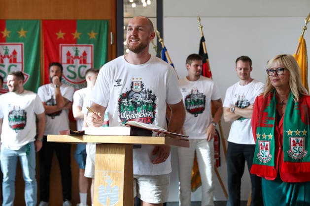 08.06.2026 ,xgox, Handball - Daikin HBL, Empfang und Feier am Rathaus mit dem SC Magdeburg emspor, v.l. Christian O Sullivan (Magdeburg, 24) trägt sich ins Goldene Buch der Stadt ein Magdeburg