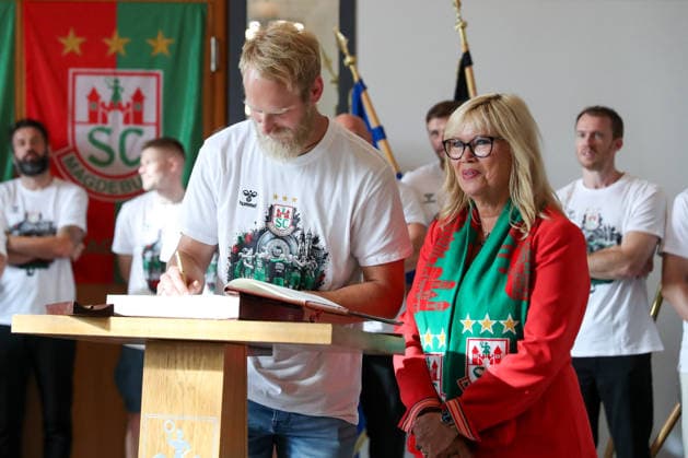 08.06.2026 ,xgox, Handball - Daikin HBL, Empfang und Feier am Rathaus mit dem SC Magdeburg emspor, v.l. Matthias Musche (Magdeburg, 6) trägt sich ins Goldene Buch der Stadt ein Magdeburg