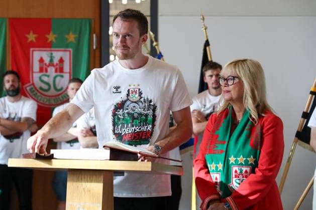 08.06.2026 ,xgox, Handball - Daikin HBL, Empfang und Feier am Rathaus mit dem SC Magdeburg emspor, v.l. Felix Claar (Magdeburg, 7) trägt sich ins Goldene Buch der Stadt ein Magdeburg
