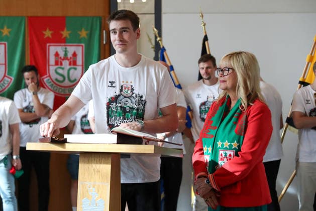08.06.2026 ,xgox, Handball - Daikin HBL, Empfang und Feier am Rathaus mit dem SC Magdeburg emspor, v.l. Manuel Zehnder (Magdeburg, 8) trägt sich ins Goldene Buch der Stadt ein Magdeburg