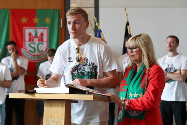 08.06.2026 ,xgox, Handball - Daikin HBL, Empfang und Feier am Rathaus mit dem SC Magdeburg emspor, v.l. Gisli Thorgeir Kristjansson (Magdeburg, 10) trägt sich ins Goldene Buch der Stadt ein Magdeburg