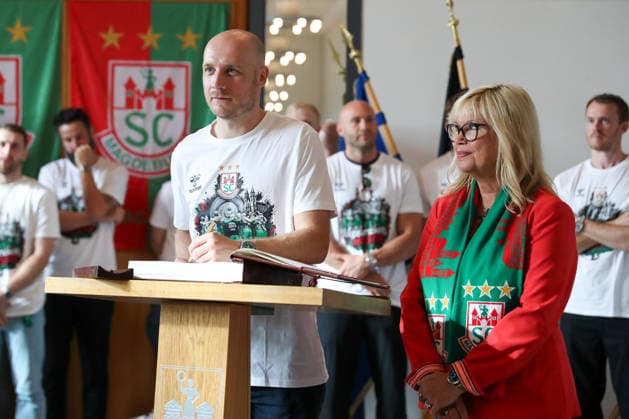 08.06.2026 ,xgox, Handball - Daikin HBL, Empfang und Feier am Rathaus mit dem SC Magdeburg emspor, v.l. Daniel Pettersson (Magdeburg, 11) trägt sich ins Goldene Buch der Stadt ein Magdeburg
