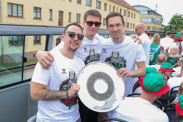 08.06.2026 ,xgox, Handball - Daikin HBL, Empfang und Feier am Rathaus mit dem SC Magdeburg emspor, v.l. Dino Spiranec (Magdeburg, Torwarttrainer), Manuel Zehnder (Magdeburg, 8), Nikola Portner (Magdeburg, 80) Magdeburg