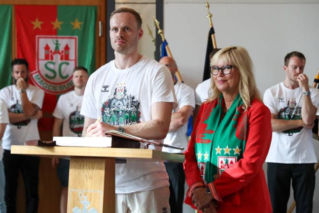 08.06.2026 ,xgox, Handball - Daikin HBL, Empfang und Feier am Rathaus mit dem SC Magdeburg emspor, v.l. Omar Ingi Magnusson (Magdeburg, 14) trägt sich ins Goldene Buch der Stadt ein Magdeburg
