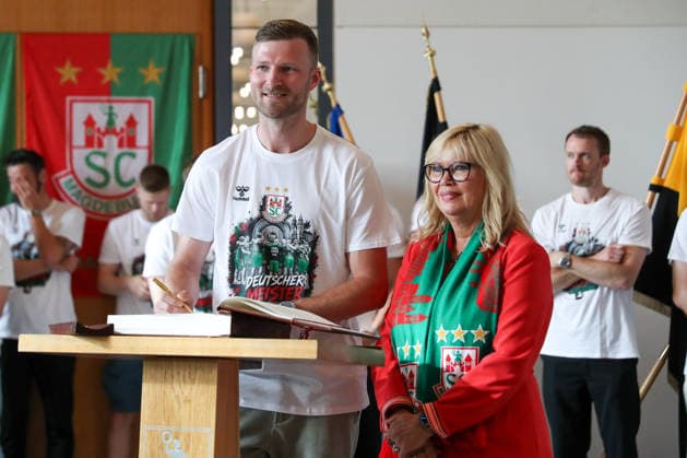 08.06.2026 ,xgox, Handball - Daikin HBL, Empfang und Feier am Rathaus mit dem SC Magdeburg emspor, v.l. Philipp Weber (Magdeburg, 20) ) trägt sich ins Goldene Buch der Stadt ein Magdeburg