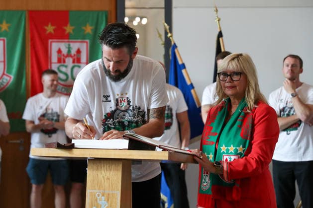 08.06.2026 ,xgox, Handball - Daikin HBL, Empfang und Feier am Rathaus mit dem SC Magdeburg emspor, v.l. Bennet Wiegert (Magdeburg, Trainer) trägt sich ins Goldene Buch der Stadt ein Magdeburg