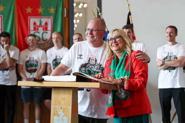 08.06.2026 ,xgox, Handball - Daikin HBL, Empfang und Feier am Rathaus mit dem SC Magdeburg emspor, v.l. Marc Henrik Schmedt (Magdeburg, Geschaeftsfuehrer) trägt sich ins Goldene Buch der Stadt ein Magdeburg