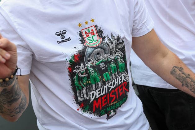 08.06.2026 ,xgox, Handball - Daikin HBL, Empfang und Feier am Rathaus mit dem SC Magdeburg emspor, v.l. Symbolfoto, Symbolbild, Symbol, Meisterschirt, T-Shirt SC Magdeburg Magdeburg