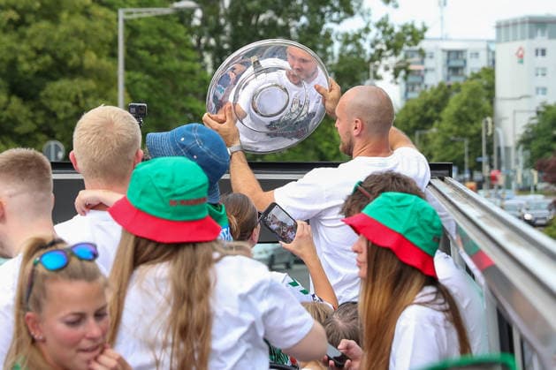 08.06.2026 ,xgox, Handball - Daikin HBL, Empfang und Feier am Rathaus mit dem SC Magdeburg emspor, v.l. Christian O Sullivan (Magdeburg, 24) mit der Meisterschale Magdeburg