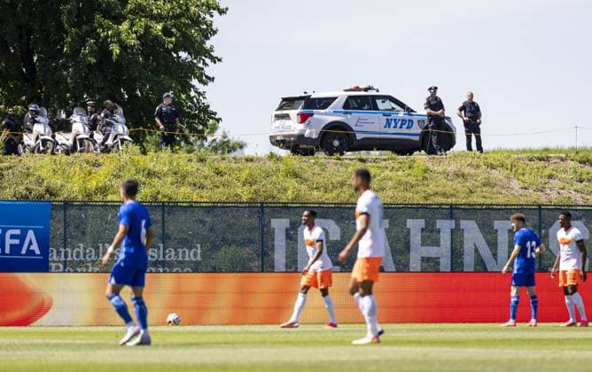NEW YORK - Police officers watch the match during the friendly between the Netherlands and Uzbekistan at Icahn Stadium on June 8, 2026, in New York, United States. The Dutch national team, Nationalteam is preparing for the World Cup. ROBIN VAN LONKHUIJSEN ANP International Friendly, Länderspiel, Nationalmannschaft 2026 xVIxANPxSportx xxANPxIVx 560511662 originalFilename: 560511662.jpg