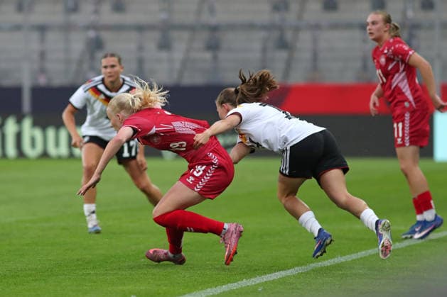 Fußball, U23-Frauen: Deutschland - Dänemark, 08.06.26 Elvira Nejmann (18, Dänemark U23) wird von Marie Steiner (14, Deutschland U23, TSG Hoffenheim) zu Boden gerissen. Fußball, Testspiel U23-Frauen: Deutschland - Dänemark am 08.06.26 im Leuna-Chemie-Stadion Halle (Saale).