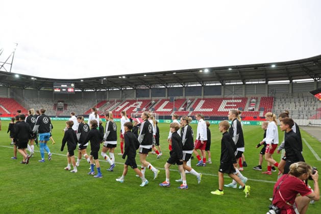 Fußball, U23-Frauen: Deutschland - Dänemark, 08.06.26 Die Teams werden aufs Feld geführt. Einmarsch. Fußball, Testspiel U23-Frauen: Deutschland - Dänemark am 08.06.26 im Leuna-Chemie-Stadion Halle (Saale).