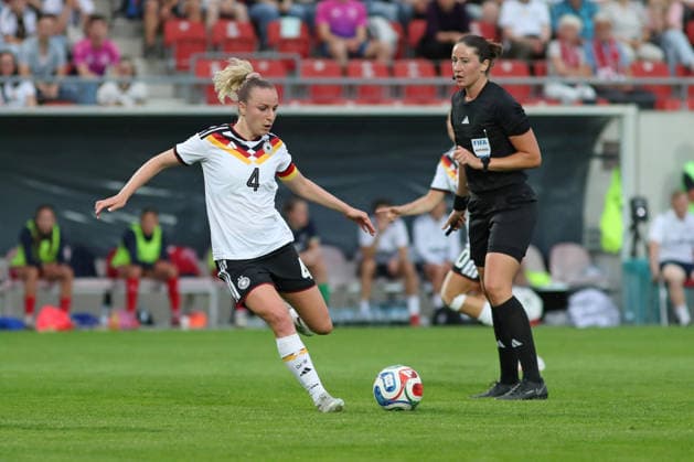 Fußball, U23-Frauen: Deutschland - Dänemark, 08.06.26 Kapitänin Vanessa Diehm (4, Deutschland U23, TSG Hoffenheim) am Ball, dahinter Schiedsrichterin Franziska Wildfeuer. Fußball, Testspiel U23-Frauen: Deutschland - Dänemark am 08.06.26 im Leuna-Chemie-Stadion Halle (Saale).