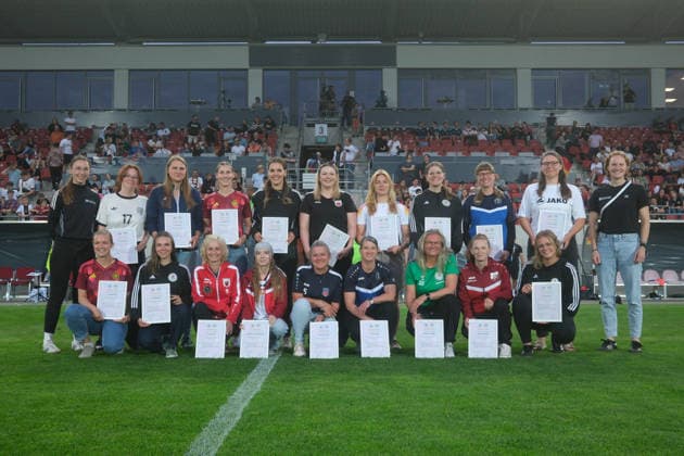 08.06.2026 Fußball Frauen 2025 2026 U23-Länderspiel Deutschland - Dänemark Leuna-Chemie-Stadion Halle Übergabe der Zertifikate zum Women-only DFB Basis Coach Lehrgang des Fußballverbandes Sachsen-Anhalt. Halle Sachsen-Anhalt Deutschland