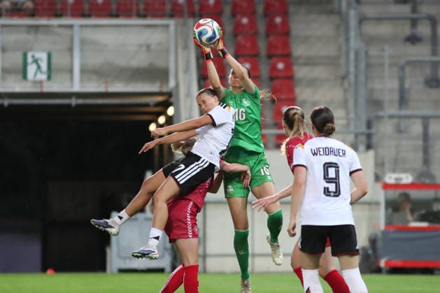 Fußball, U23-Frauen: Deutschland - Dänemark, 08.06.26 Torwart Marie Gade (16, Dänemark U23) fängt den Ball vor Julia Mickenhagen (17, Deutschland U23, Bayer Leverkusen). Fußball, Testspiel U23-Frauen: Deutschland - Dänemark am 08.06.26 im Leuna-Chemie-Stadion Halle (Saale).