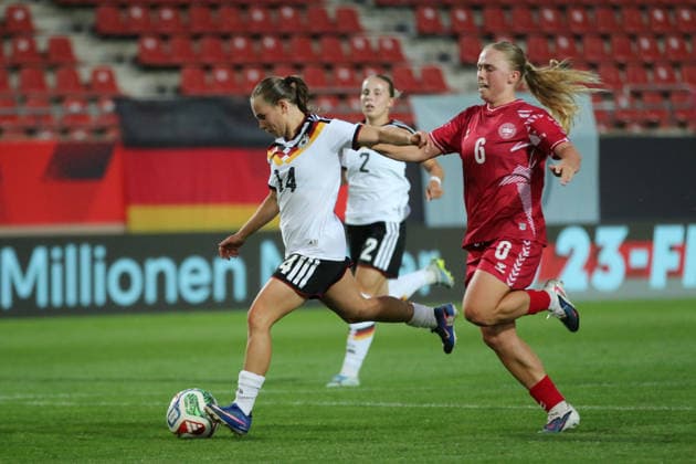 08.06.2026 Fußball Frauen 2025 2026 U23-Länderspiel Deutschland - Dänemark Leuna-Chemie-Stadion Halle Marie Steiner (Deutschland, 14, weiß) erzielt das 1:0. Pernille Sanvig (Dänemark, 6, rot) kommt zu spät. Halle Sachsen-Anhalt Deutschland