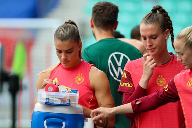 Ljubljana, Slowenien: 08.06. 2026 - Abschlusstraining des DFB Frauenteam vor dem WM-Qualifikationsspiel gegen Slowenien Im Bild: v.li. Selina Cerci (Deutschland) und Torhüterin Ena Mahmutovic (Deutschland)