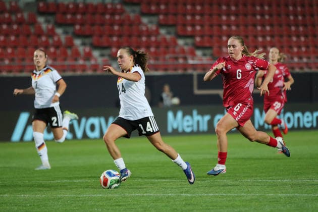 08.06.2026 Fußball Frauen 2025 2026 U23-Länderspiel Deutschland - Dänemark Leuna-Chemie-Stadion Halle Marie Steiner (Deutschland, 14, weiß) auf dem Weg zum 1:0. Pernille Sanvig (Dänemark, 6, rot) kommt zu spät. Halle Sachsen-Anhalt Deutschland