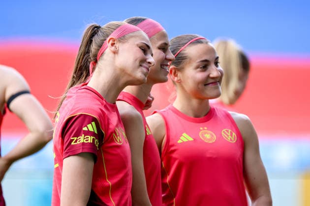 Ljubljana, Slowenien: 08.06. 2026 - Abschlusstraining des DFB Frauenteam vor dem WM-Qualifikationsspiel gegen Slowenien Im Bild: v.li. Jule Brand (Deutschland), Klara Bühl Buehl (Deutschland) und Carlotta Wamser (Deutschland)