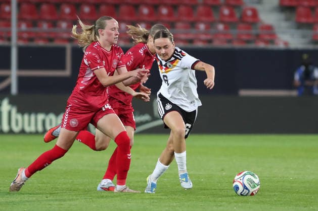 Fußball, U23-Frauen: Deutschland - Dänemark, 08.06.26 Sofie Zdebel (6, Deutschland U23, Bayer Leverkusen) entwischt Nikoline Dudek (14, Dänemark U23, RB Leipzig). Fußball, Testspiel U23-Frauen: Deutschland - Dänemark am 08.06.26 im Leuna-Chemie-Stadion Halle (Saale).