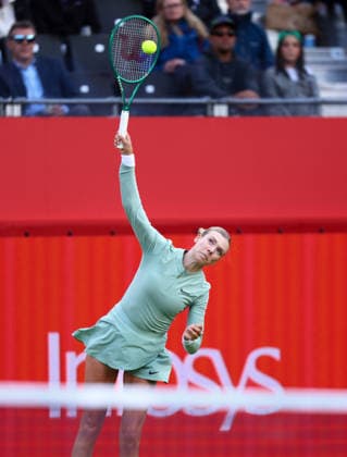2026 HSBC Tennis Championships, Queens Club, London, UK - 08 06 2026 Katie Boulter (GBR) serves during her first round match agianst Leylah Fernandez (CAN) in the HSBC 2026 Championships at Queens Club in London London Queens Club London GBR Copyright: xMarkxGreenwoodx
