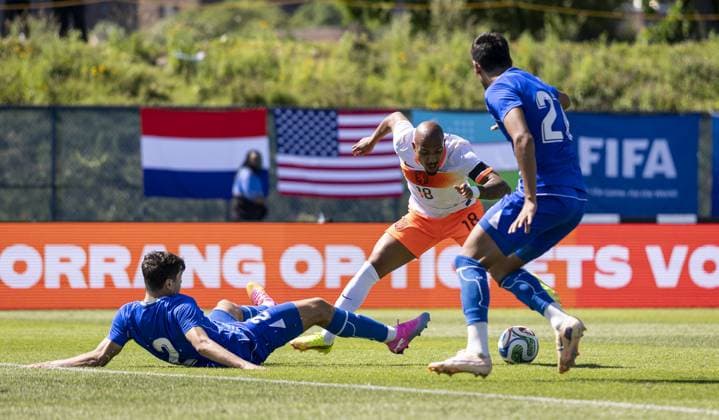 NEW YORK - (lr) Abdukodir Khusanov of Uzbekistan, Donyell Malen of the Netherlands, Yakhongir Urozov of Uzbekistan during the friendly match between the Netherlands and Uzbekistan at Icahn Stadium on June 8, 2026, in New York, United States. The Dutch national team, Nationalteam is preparing for the World Cup. ROBIN VAN LONKHUIJSEN ANP International Friendly, Länderspiel, Nationalmannschaft 2026 xVIxANPxSportx xxANPxIVx 560513087 originalFilename: 560513087.jpg