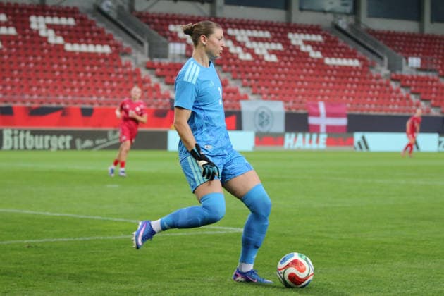 08.06.2026 Fußball Frauen 2025 2026 U23-Länderspiel Deutschland - Dänemark Leuna-Chemie-Stadion Halle Rafaela Borggräfe (Deutschland, 1, blau) spielt einen Ball. Halle Sachsen-Anhalt Deutschland