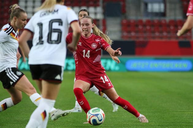 08.06.2026 Fußball Frauen 2025 2026 U23-Länderspiel Deutschland - Dänemark Leuna-Chemie-Stadion Halle Nikoline Dudek (Dänemark, 14, rot) am Ball. Halle Sachsen-Anhalt Deutschland