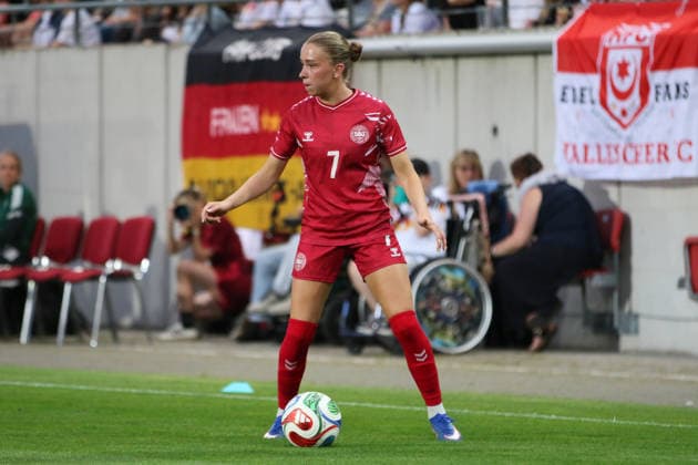 08.06.2026 Fußball Frauen 2025 2026 U23-Länderspiel Deutschland - Dänemark Leuna-Chemie-Stadion Halle Sarah Thygesen (Dänemark, 7, rot) am Ball. Halle Sachsen-Anhalt Deutschland