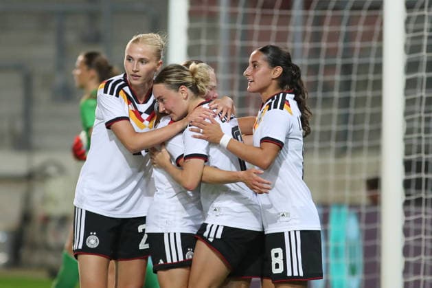 Fußball, U23-Frauen: Deutschland - Dänemark, 08.06.26 Paulina Bartz (21, Deutschland U23, Hamburger SV), Sofie Zdebel (6, Deutschland U23, Bayer Leverkusen) und Ilayda Acikgöz (8, Deutschland U23, Eintracht Frankfurt) bejubeln das Tor zum 2:2-Ausgleich. Fußball, Testspiel U23-Frauen: Deutschland - Dänemark am 08.06.26 im Leuna-Chemie-Stadion Halle (Saale). *** Soccer, U23 Women Germany Denmark, 08 06 26 Paulina Bartz 21, Germany U23, Hamburger SV , Sofie Zdebel 6, Germany U23, Bayer Leverkusen and Ilayda Acikgöz 8, Germany U23, Eintracht Frankfurt celebrate the goal for the 2 2 equalizer Football, Test match U23 Women Germany Denmark on 08 06 26 at Leuna Chemie Stadion Halle Saale Copyright: xBEAUTIFULxSPORTS JanxKaeferx