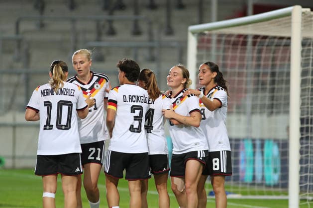 Fußball, U23-Frauen: Deutschland - Dänemark, 08.06.26 Tor-Jubel bei Team Deutschland. Fußball, Testspiel U23-Frauen: Deutschland - Dänemark am 08.06.26 im Leuna-Chemie-Stadion Halle (Saale).