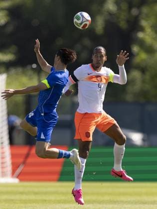 NEW YORK - (lr) Eldor Shomurodov of Uzbekistan, Virgil van Dijk or the Netherlands during the friendly match between the Netherlands and Uzbekistan at Icahn Stadium on June 8, 2026, in New York, United States. The Dutch national team, Nationalteam is preparing for the World Cup. KOEN VAN WEEL ANP International Friendly, Länderspiel, Nationalmannschaft 2026 xVIxANPxSportx xxANPxIVx 560515970 originalFilename: 560515970.jpg