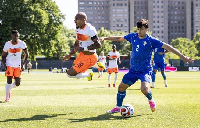 NEW YORK - (lr) Donyell Malen of the Netherlands, Abdukodir Khusanov of Uzbekistan during the friendly match between the Netherlands and Uzbekistan at Icahn Stadium on June 8, 2026, in New York, United States. The Dutch national team, Nationalteam is preparing for the World Cup. ROBIN VAN LONKHUIJSEN ANP International Friendly, Länderspiel, Nationalmannschaft 2026 xVIxANPxSportx xxANPxIVx 560516272 originalFilename: 560516272.jpg
