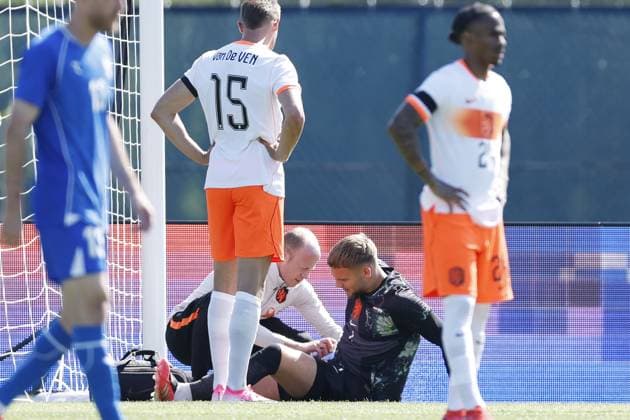NEW YORK - Injury to Netherlands goalkeeper Bart Verbruggen during the friendly international match, Länderspiel, Nationalmannschaft between the Netherlands and Uzbekistan at Icahn Stadium on June 8, 2026, in New York, United States. MAURICE VAN STEEN ANP International Friendly, Länderspiel, Nationalmannschaft 2026 xVIxANPxSportx xMauricexvanxSteenxIVx 560516524 originalFilename: 560516524.jpg