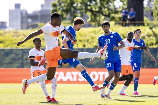 NEW YORK - (lr) Denzel Dumfries of the Netherlands, Sherzod Esanov of Uzbekistan during the friendly match between the Netherlands and Uzbekistan at Icahn Stadium on June 8, 2026, in New York, United States. The Dutch national team, Nationalteam is preparing for the World Cup. ROBIN VAN LONKHUIJSEN ANP International Friendly, Länderspiel, Nationalmannschaft 2026 xVIxANPxSportx xxANPxIVx 560518744 originalFilename: 560518744.jpg