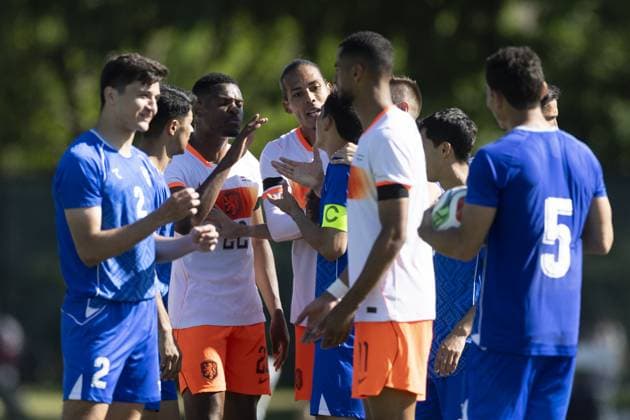 NEW YORK - (lr) Squabble between Denzel Dumfries of the Netherlands, Virgil van Dijk of the Netherlands, and Eldor Shomurodov of Uzbekistan during the friendly match between the Netherlands and Uzbekistan at Icahn Stadium on June 8, 2026, in New York, United States. The Dutch national team, Nationalteam is preparing for the World Cup. KOEN VAN WEEL ANP International Friendly, Länderspiel, Nationalmannschaft 2026 xVIxANPxSportx xxANPxIVx 560519268 originalFilename: 560519268.jpg
