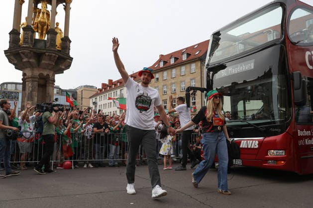 08.06.2026, xtgx, Handball, Daikin HBL, Empfang des deutschen Meisters SC Magdeburg im Rathaus v.l. Tim Zechel (Magdeburg, 9) Magdeburg