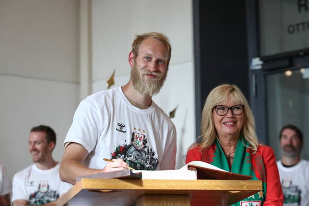 08.06.2026, xtgx, Handball, Daikin HBL, Empfang des deutschen Meisters SC Magdeburg im Rathaus v.l. Eintragung ins goldene Buch der Stadt, Matthias Musche (Magdeburg, 6) Magdeburg