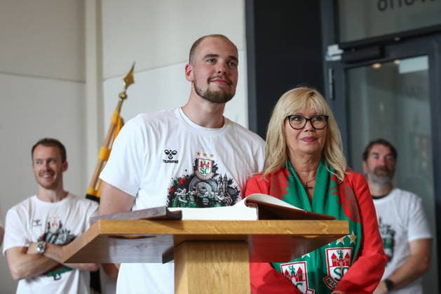 08.06.2026, xtgx, Handball, Daikin HBL, Empfang des deutschen Meisters SC Magdeburg im Rathaus v.l. Eintragung ins goldene Buch der Stadt, Tim Zechel (Magdeburg, 9) Magdeburg
