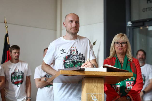 08.06.2026, xtgx, Handball, Daikin HBL, Empfang des deutschen Meisters SC Magdeburg im Rathaus v.l. Eintragung ins goldene Buch der Stadt, Daniel Pettersson (Magdeburg, 11) Magdeburg