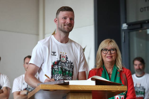 08.06.2026, xtgx, Handball, Daikin HBL, Empfang des deutschen Meisters SC Magdeburg im Rathaus v.l. Eintragung ins goldene Buch der Stadt, Philipp Weber (Magdeburg, 20) Magdeburg