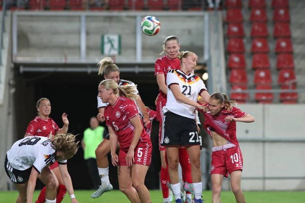 Fußball, U23-Frauen: Deutschland - Dänemark, 08.06.26 Julie Mathiasen (2, Dänemark U23) klärt per Kopf vor Paulina Bartz (21, Deutschland U23, Hamburger SV). Fußball, Testspiel U23-Frauen: Deutschland - Dänemark am 08.06.26 im Leuna-Chemie-Stadion Halle (Saale).