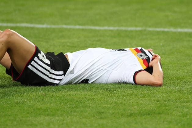 Fußball, U23-Frauen: Deutschland - Dänemark, 08.06.26 Die zweifache Torschützin Marie Steiner (14, Deutschland U23, TSG Hoffenheim) liegt nach dem Abpfiff abgekämpft und enttäuscht auf dem Rasen und zieht sich das Trikot übers Gesicht. Fußball, Testspiel U23-Frauen: Deutschland - Dänemark am 08.06.26 im Leuna-Chemie-Stadion Halle (Saale).